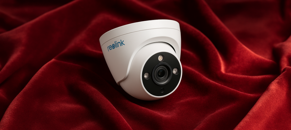 Kamera Reolink P334 na czerwonym tle