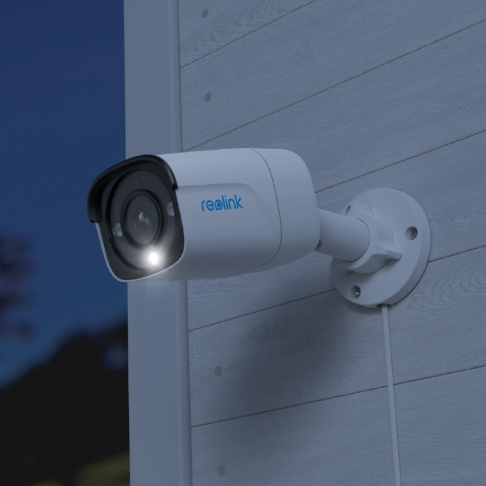 Kamera Reolink P340 zamontowana na elewacji budynku Kamera Reolink P340 działająca w nocy