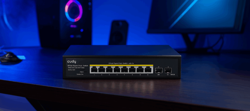 Switch Cudy GS1008PS2 leżący na biurku przy komputerze