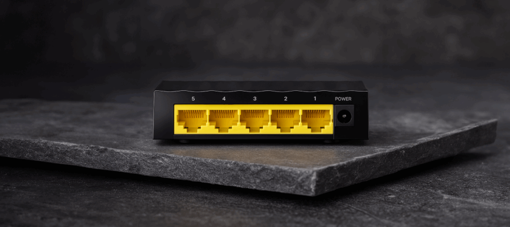 Switch Cudy GS105D na szarym blacie