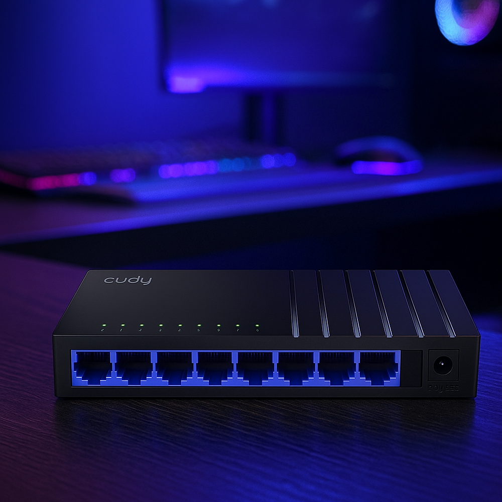 Switch Cudy GS108D leżący na stole