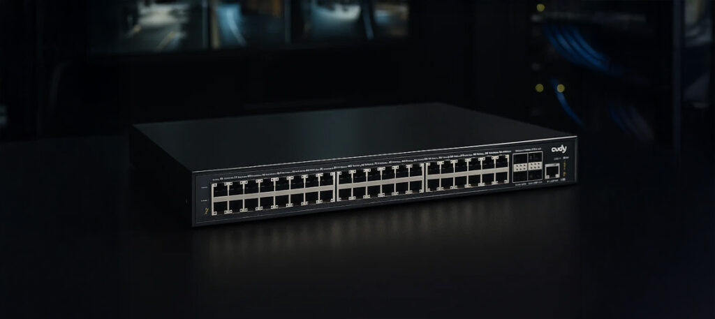Switch Cudy GS5048S4 na czarnym blacie