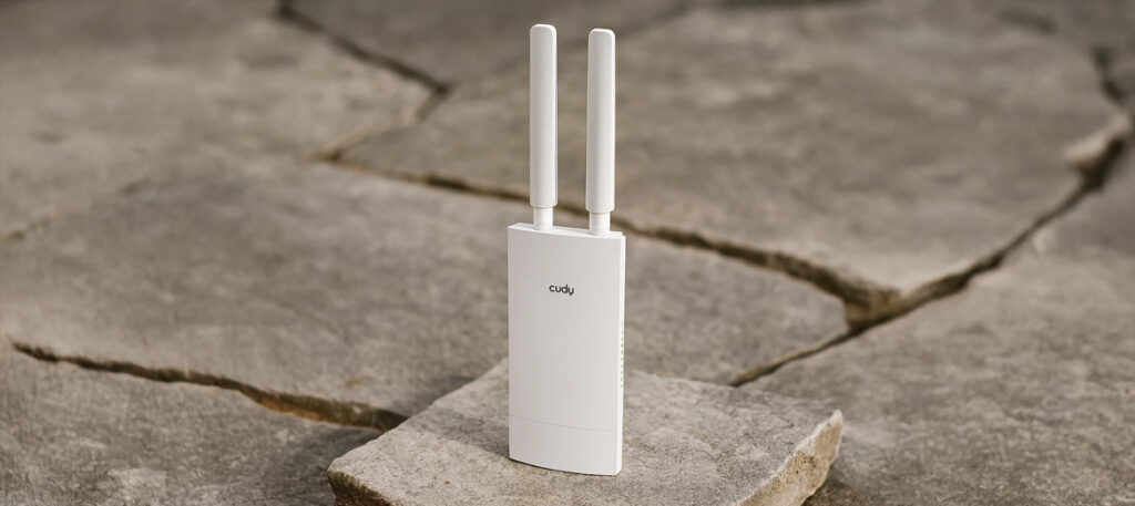 Router Cudy LT700 Outdoor na kamieniu