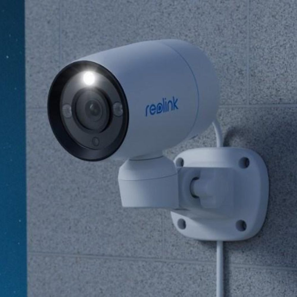 Kamera Reolink P330P zamontowana na zewnątrz Kamera Reolink P330P działająca w nocy