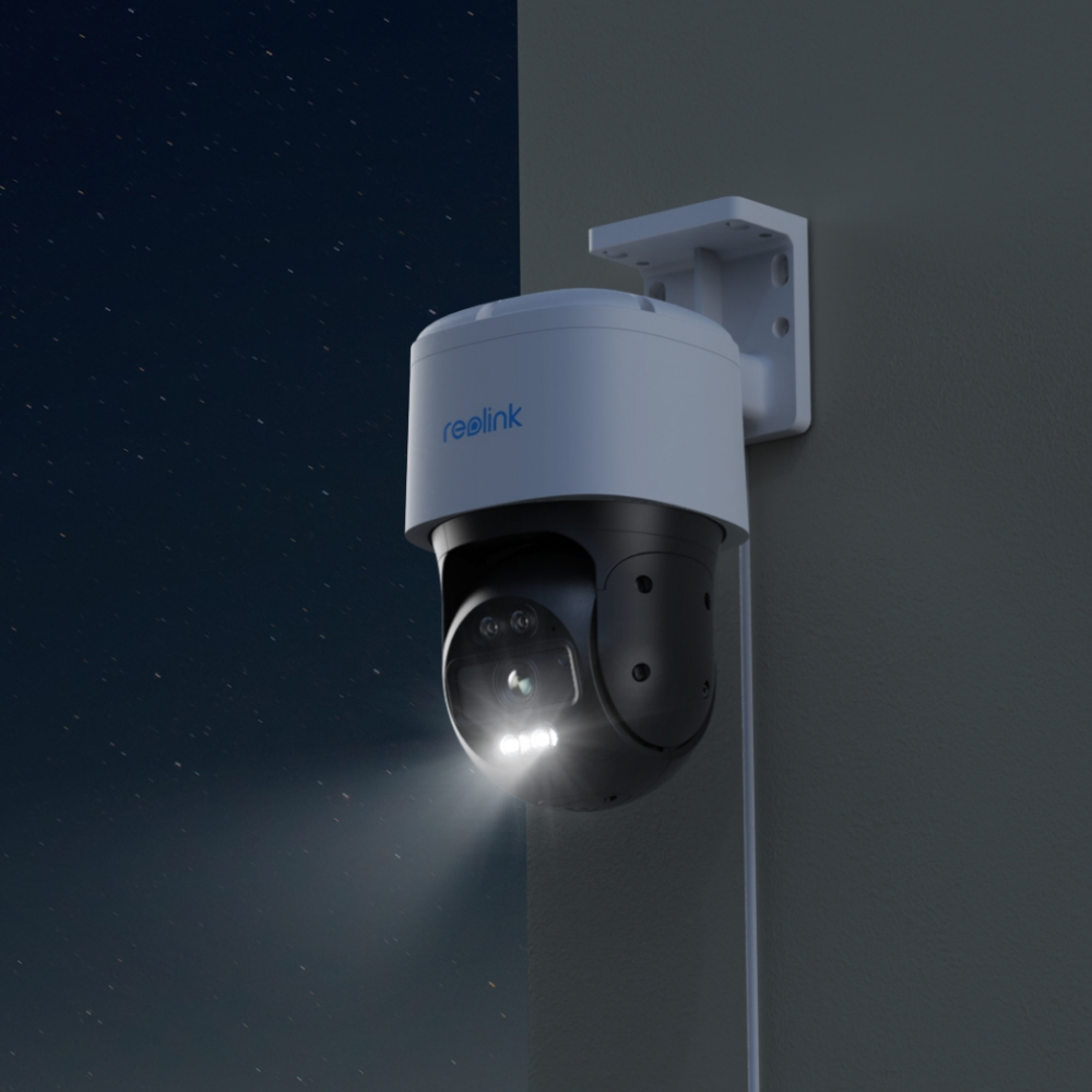 Kamera Reolink P830 zamontowana na elewacji domu Kamera Reolink P830 działająca w nocy