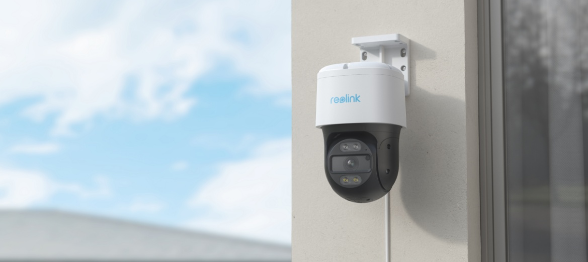 Kamera Reolink P830 zamontowana na budynku