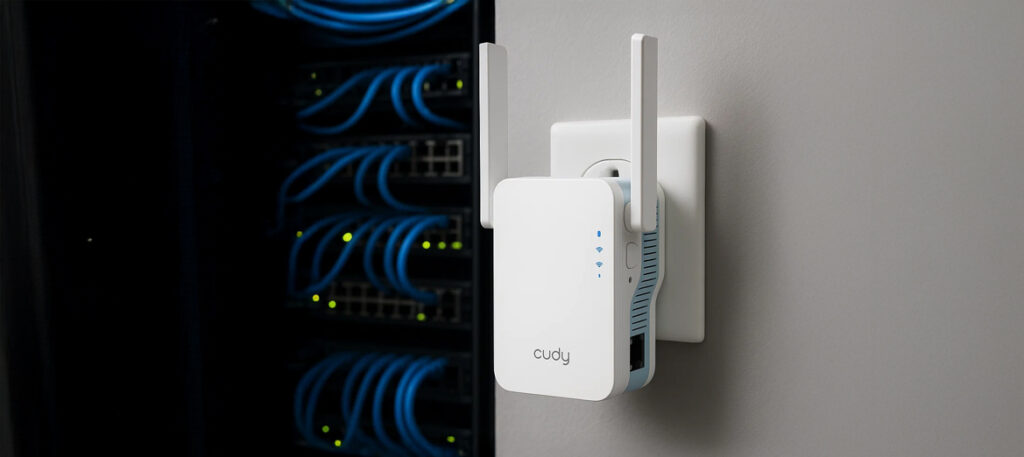 Wzmacniacz Wi-Fi Cudy RE1200 podłączony do prądu