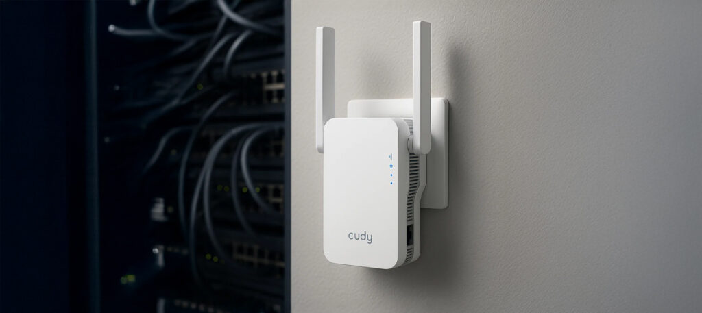 Wzmacniacz Wi-Fi Cudy RE1800 podłączony do prądu