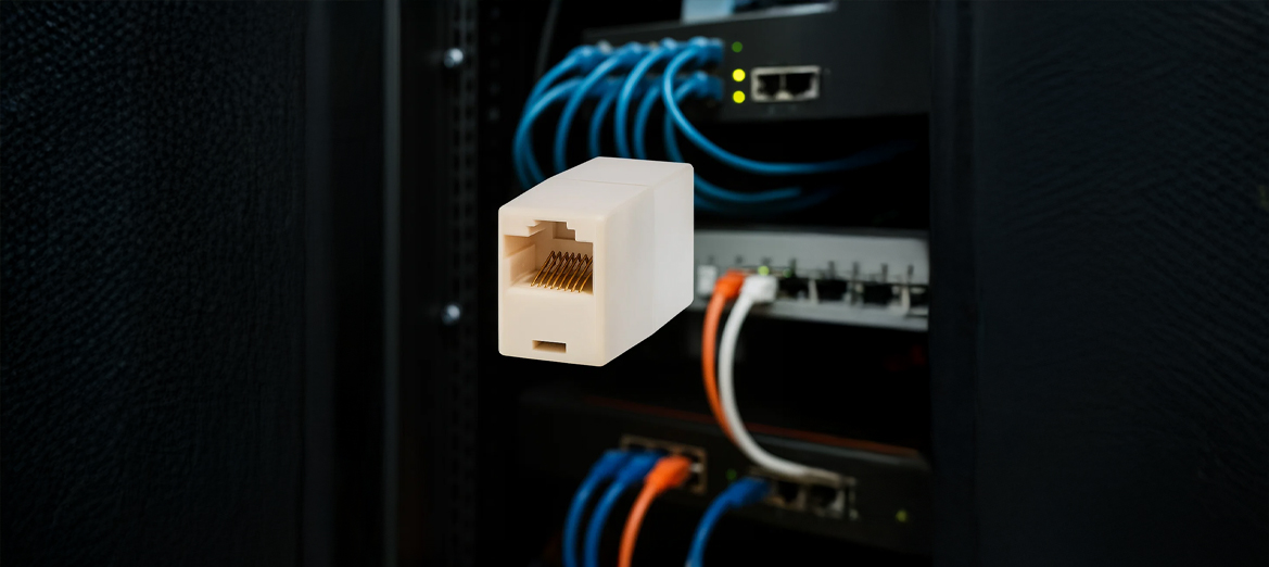 Łącznik beczka RJ45 kat. 5e RL-WTGG5E przy szafie rack