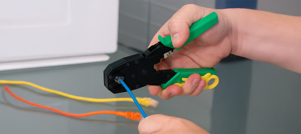 Zaciskarka wtyczek RJ45 RL-ZAC1 w ręku mężczyzny