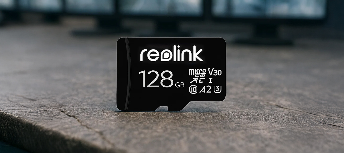 Karta pamięci 128GB Reolink na betonie