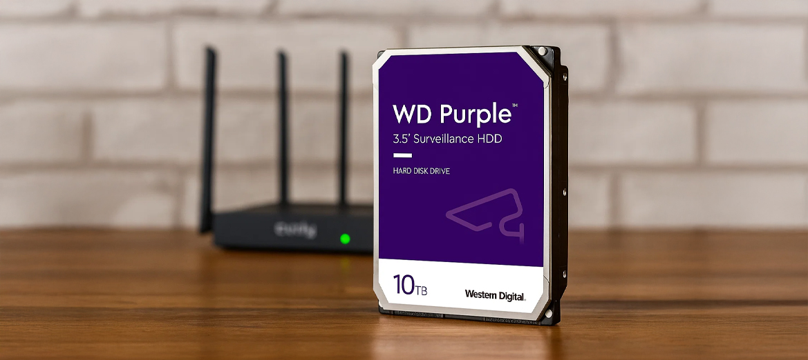 Dysk twardy WD Purple 10TB na drewnianym stole