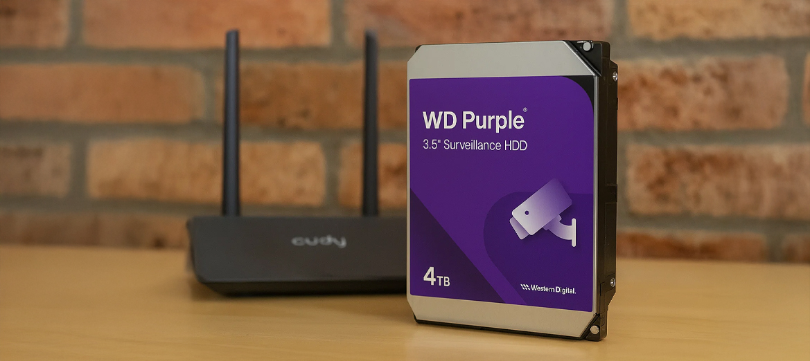 Dysk twardy WD Purple 4TB na drewnianym stole