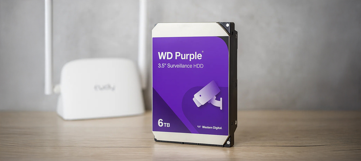 Dysk twardy WD Purple 6TB na drewnianym stole