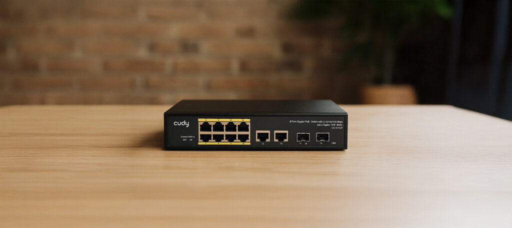 Switch PoE Cudy GS1010PS2 na drewnianym biurku