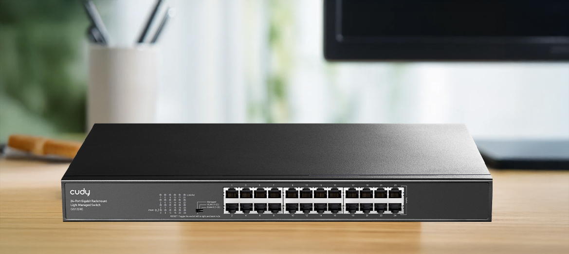 Switch Cudy GS1024E na biurku przy komputerze