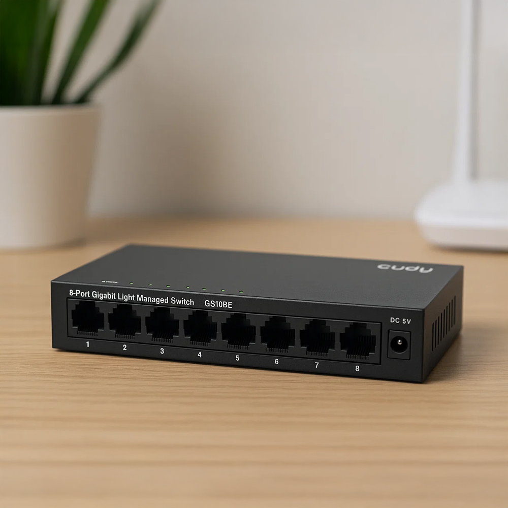 Switch Cudy GS108E na drewnianym biurku