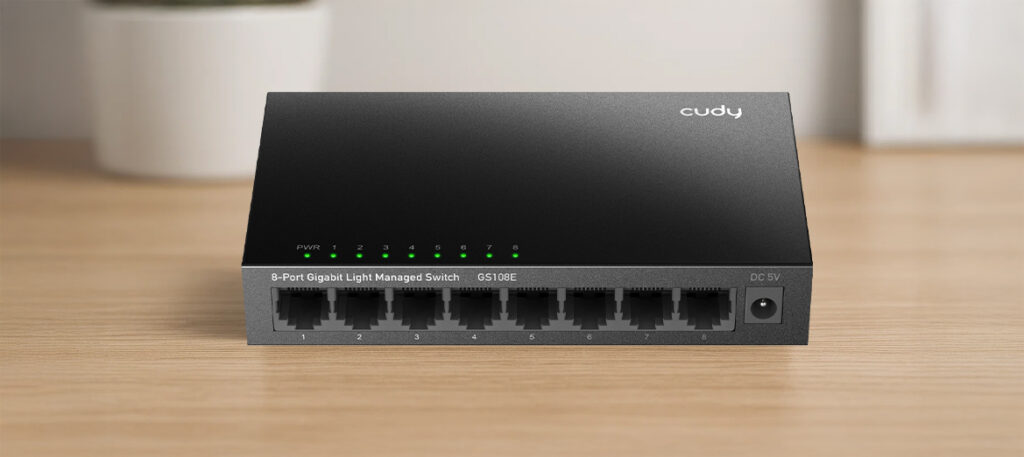 Switch Cudy GS108E na drewnianym stole