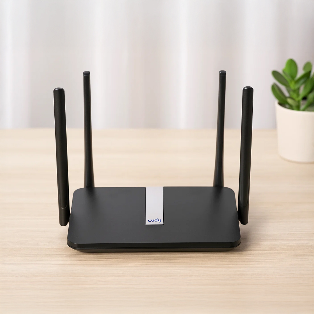 Router Cudy LT500 na drewnianym blacie Router Cudy LT500 na drewnianym biurku