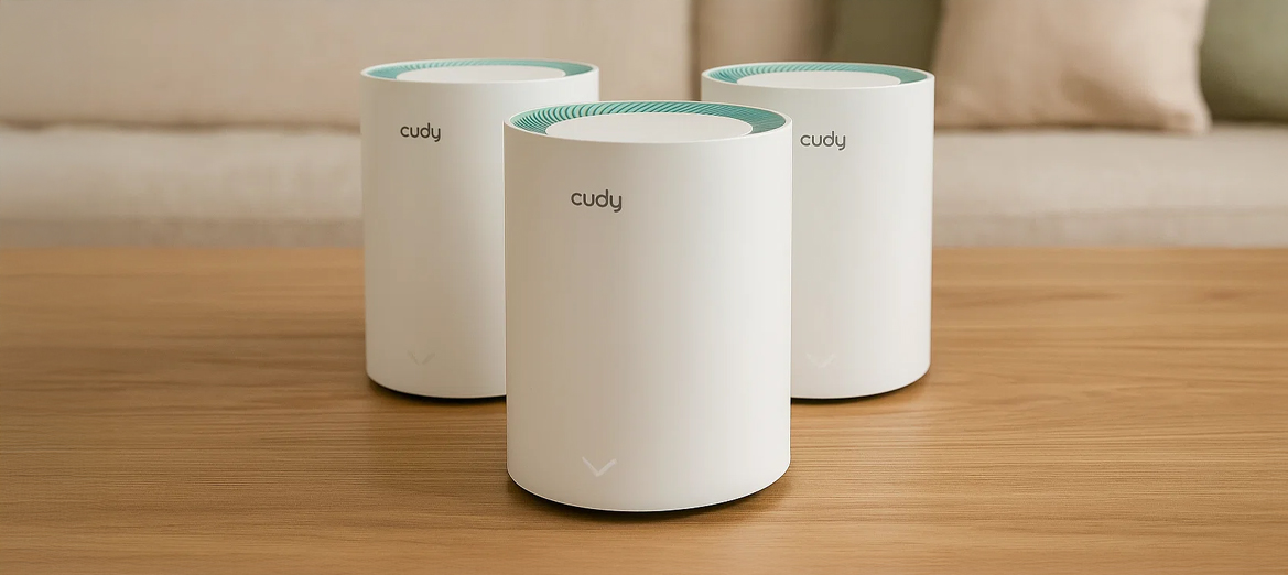 Router Cudy M1300 (3-Pack) na stole w salonie