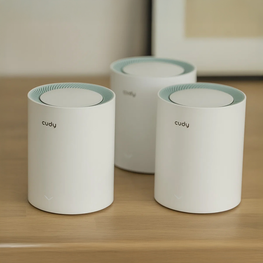 Router Cudy M1300 (3-Pack) na drewnianym stole Router Cudy M1300 (3-Pack) na drewnianym blacie