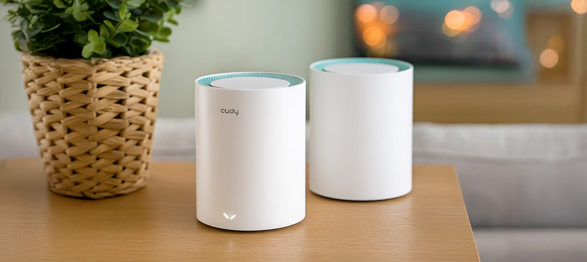 Router Cudy M1300 (2-Pack) na stole przy kwiatku