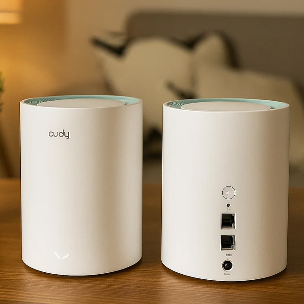 Router Cudy M1300 (2-Pack) na drewnianym stoliku w salonie Router Cudy M1300 (2-Pack) na drewnianym stoliku