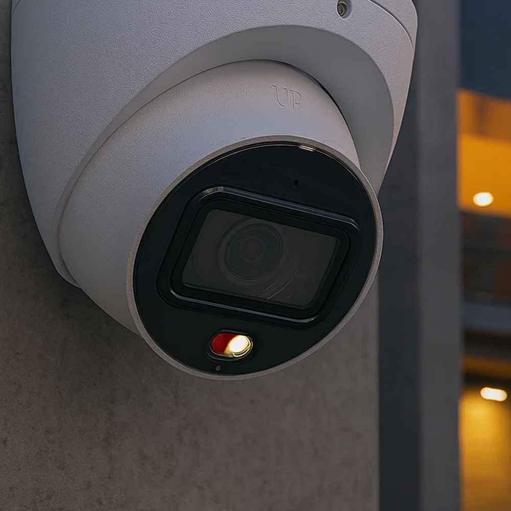 Zestaw monitoringu IP PoE Dahua – kamera zawieszona przy elewacji Zestaw monitoringu IP PoE Dahua - kamera zawieszona na elewacji