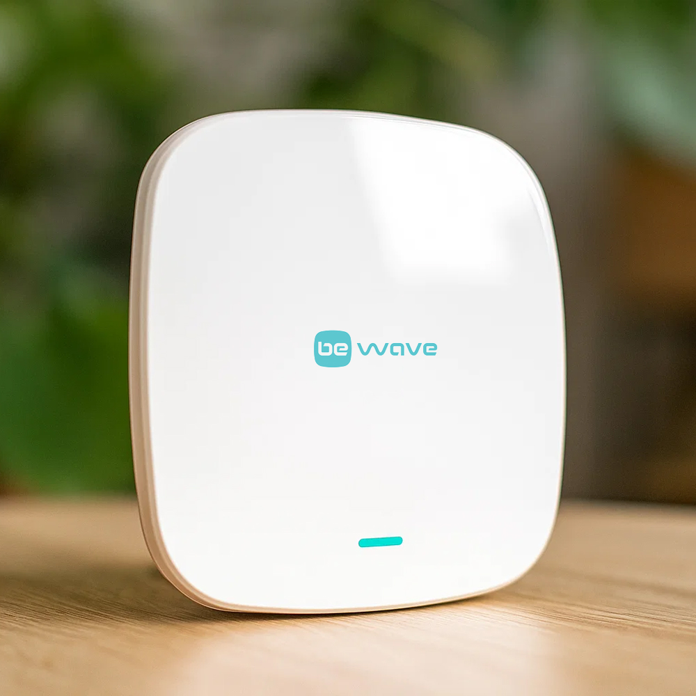 Smart HUB Satel BE WAVE (bez modułu GSM) na drewnianym stole