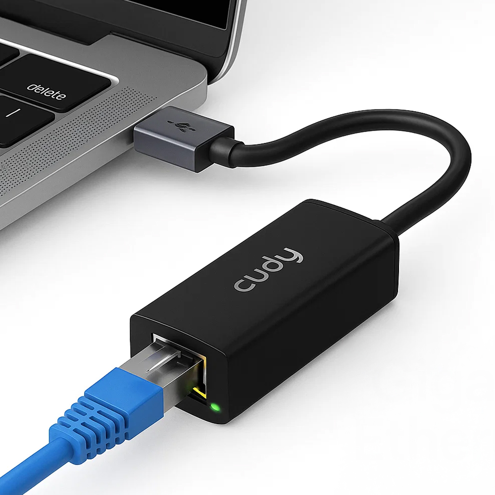 Adapter USB-A Cudy UE10A podłączony do komputera Adapter USB-A Cudy UE10A podłączony do laptopa