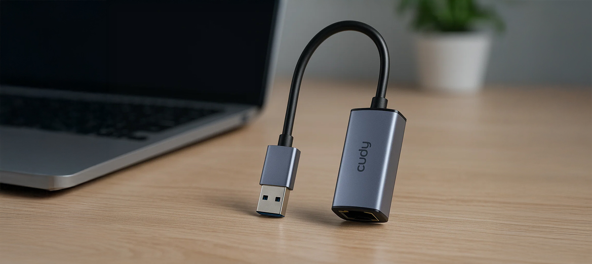 Adapter USB-A Cudy UE10A na biurku przy komputerze