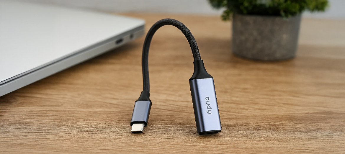 Adapter USB-C do HDMI Cudy UH401 przy laptopie