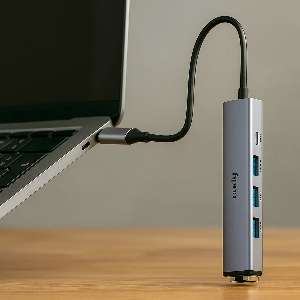 Hub USB-C Cudy UH605 podłączony do laptopa Hub USB-C Cudy UH605 podpięty do laptopa