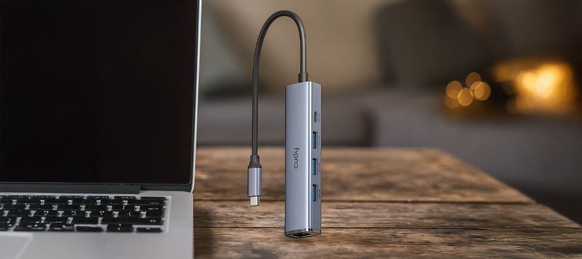 Hub USB-C Cudy UH605 przy laptopie