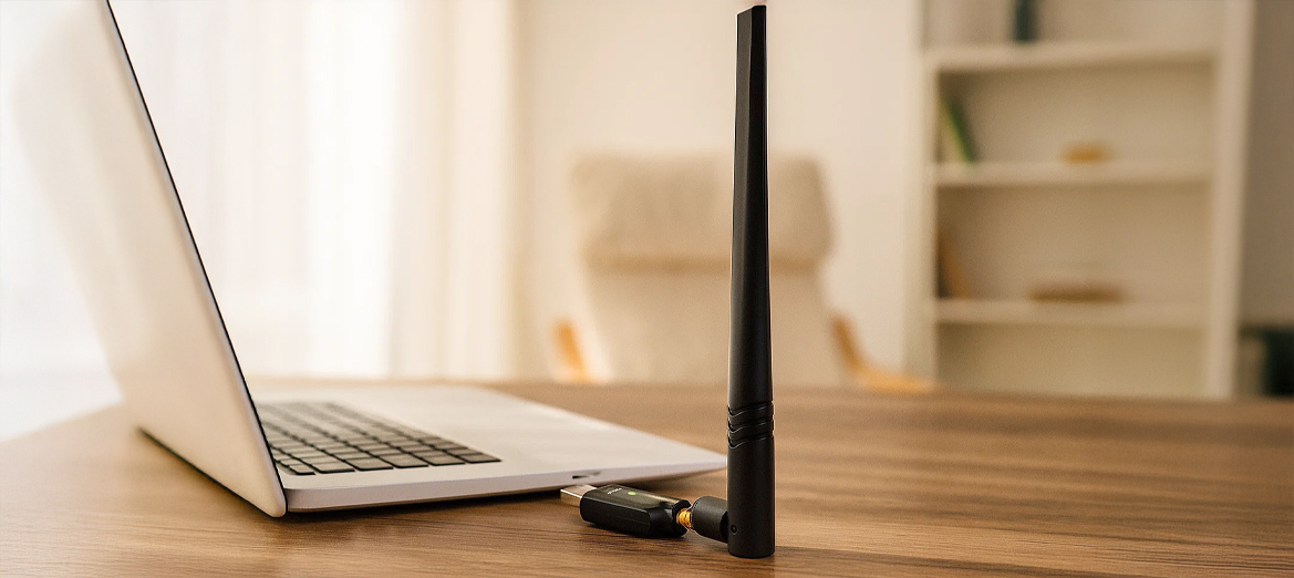 Adapter USB Wi-Fi Cudy WU1400 przy komputerze