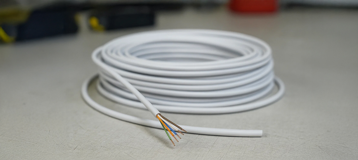 Przewód domofonowy alarmowy YTDY 6×0,5 mm na beżowym tle