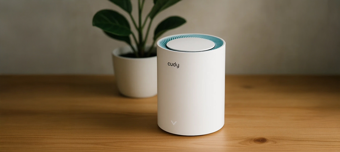 Router Cudy M1300 na stole przy kwiatku